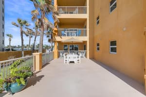 thumbnail: Outdoor dining