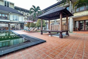 thumbnail: Front of property