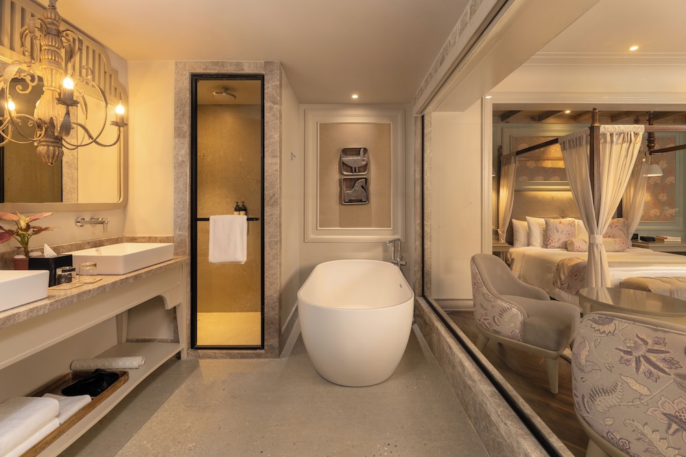 Portable bathtub seat