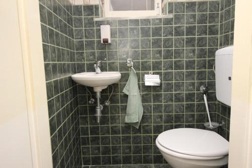 383773448.jpg