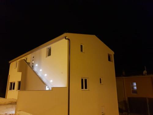 383551496.jpg