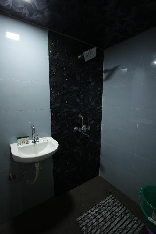 b9f3a7c24baa2b7312594ea71e00ca93.jpg