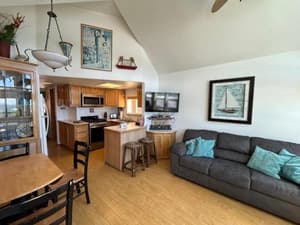 Ocean Front Cabin 11 W Jacuzzi & Superb Views