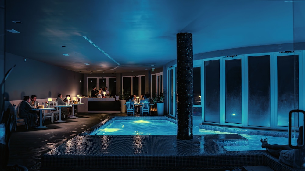 Poolside bar