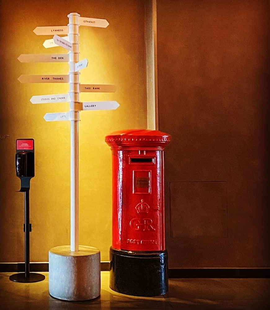 Check-in/check-out kiosk