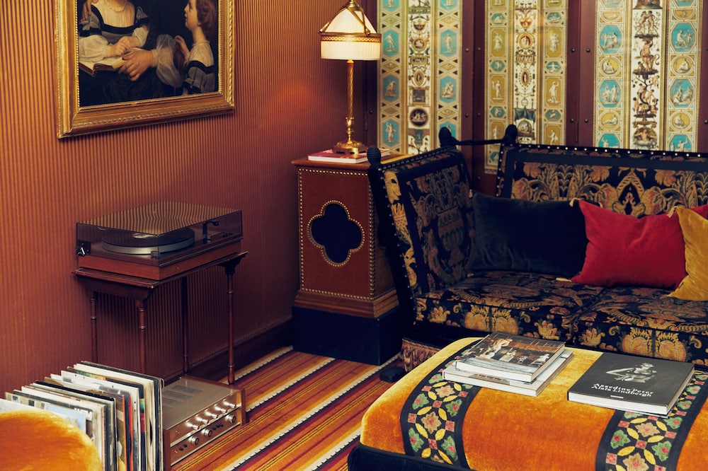 Lobby lounge