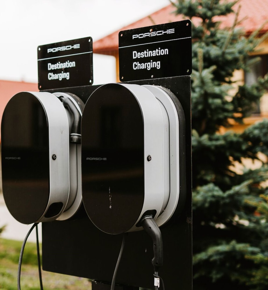 Electric vehicle charging station