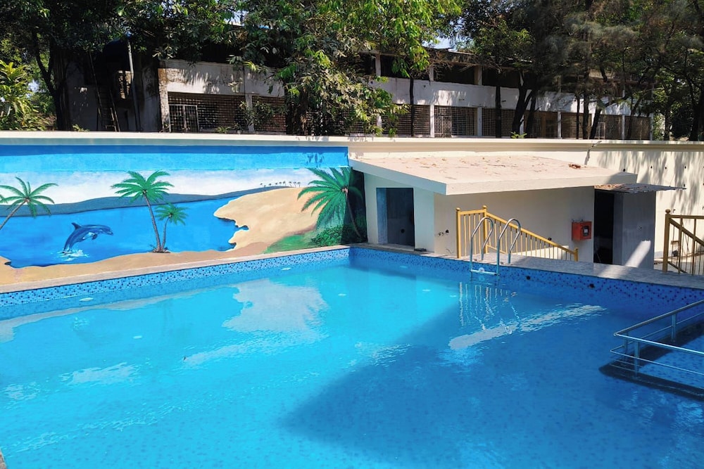 Indoor/outdoor pool