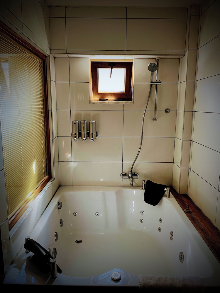 Jetted tub