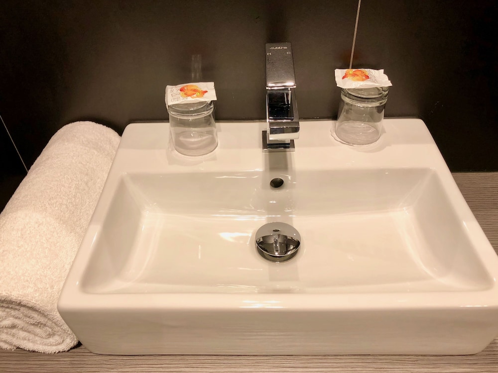 Bathroom sink