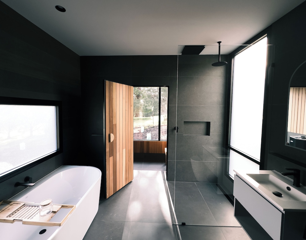 Deep soaking bathtub