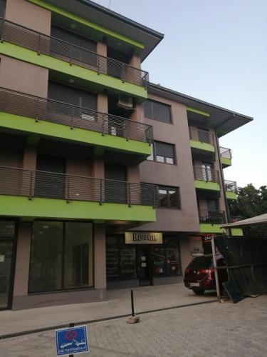 318513136.jpg