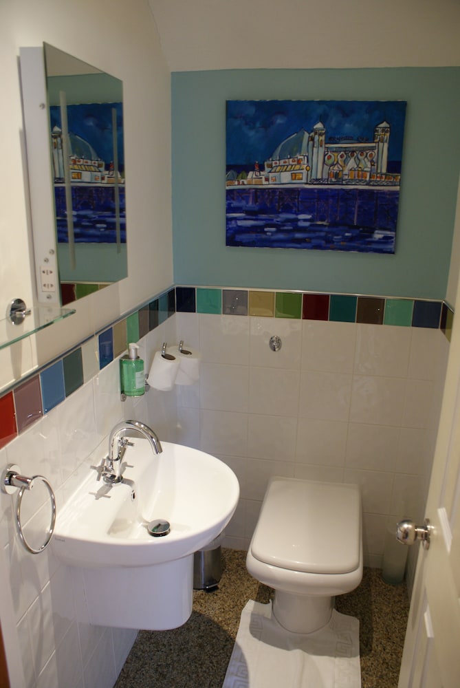 Bathroom sink