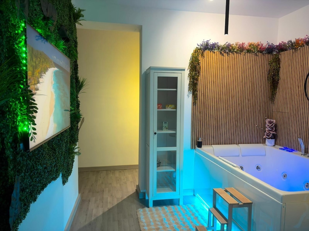 Private spa tub