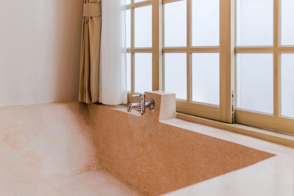 Deep soaking bathtub