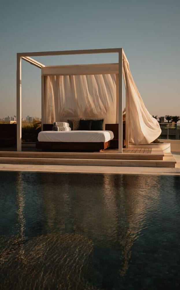 Exercise/lap pool