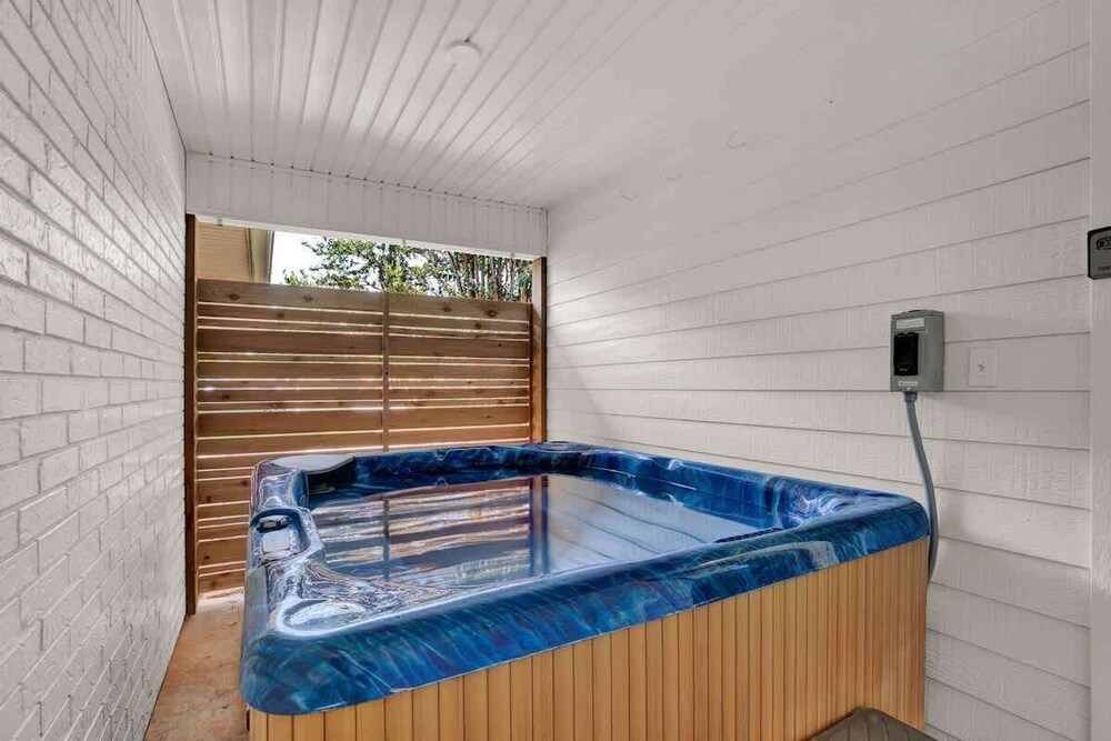 Indoor spa tub