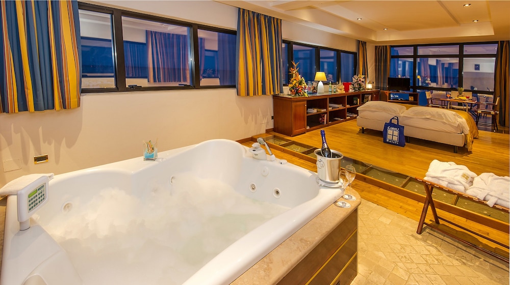 Jetted tub