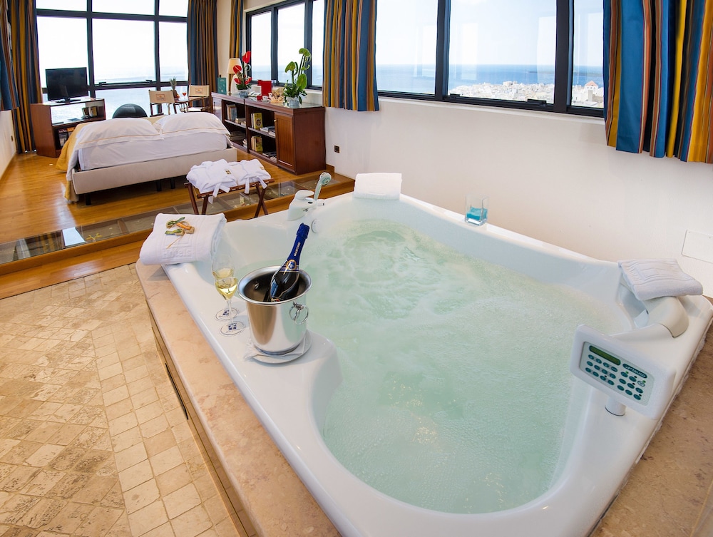 Jetted tub