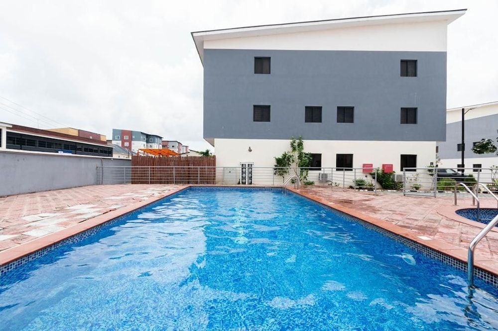 Indoor/outdoor pool