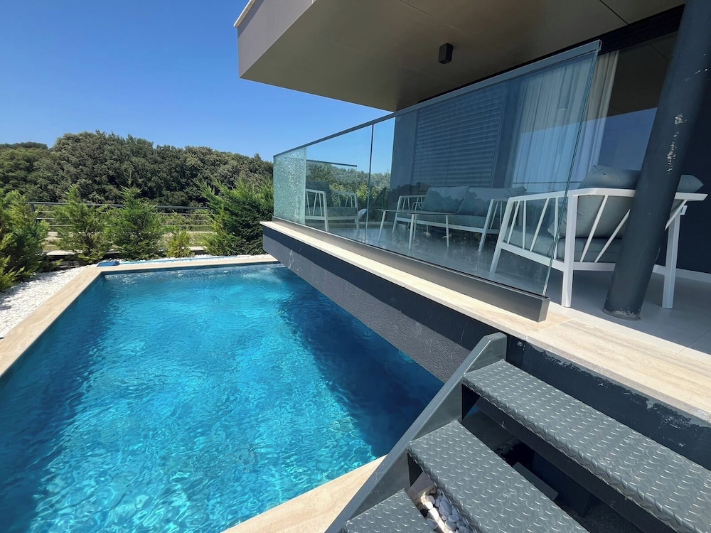 Private pool
