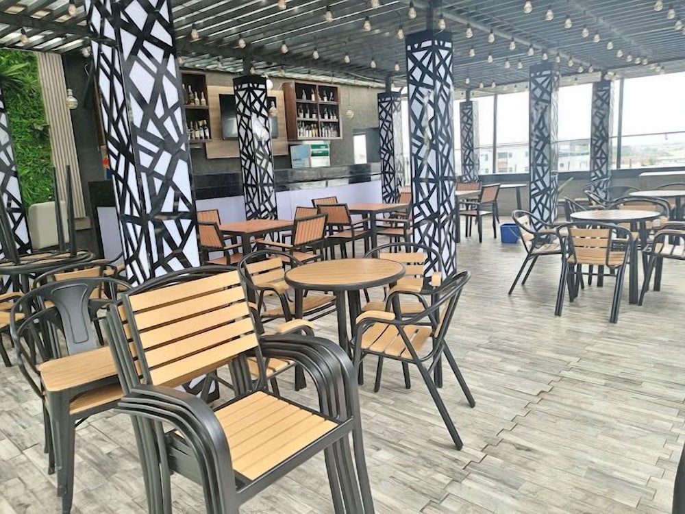 Poolside bar