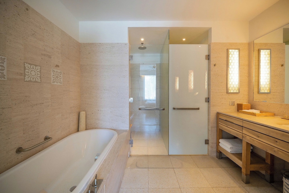 Deep soaking bathtub