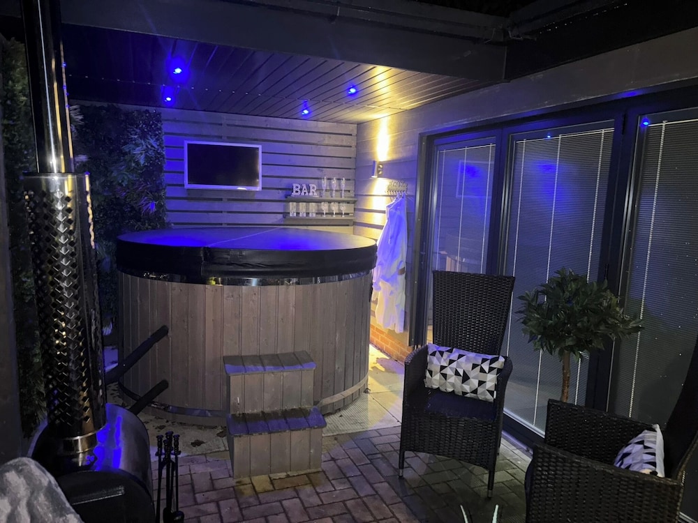 Indoor spa tub