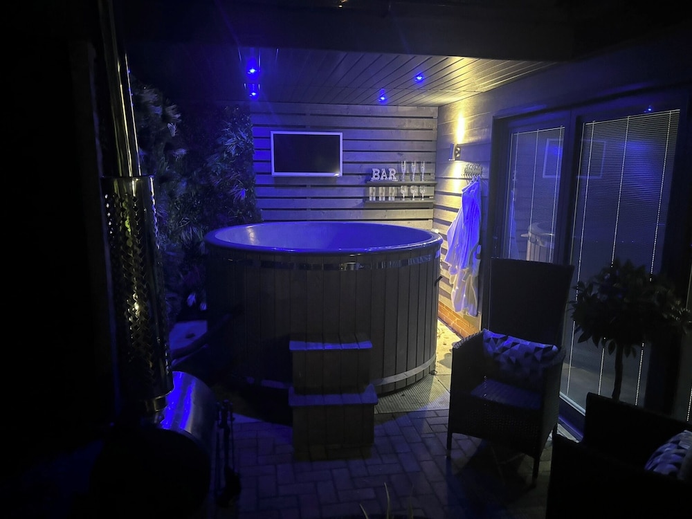 Indoor spa tub