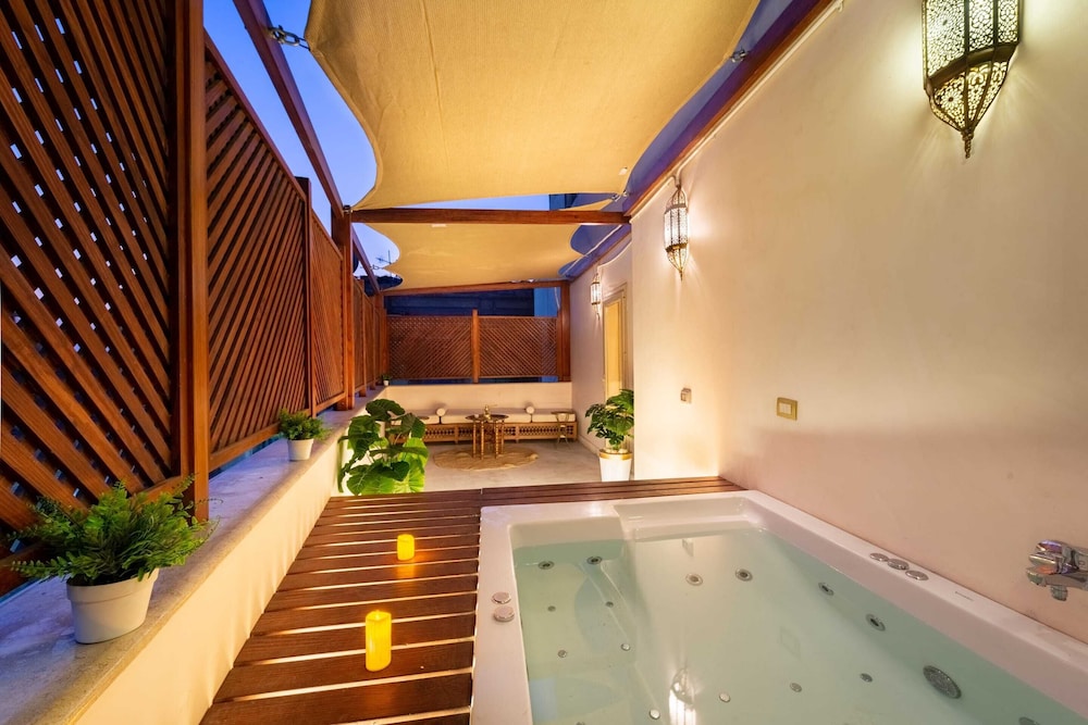 Indoor spa tub