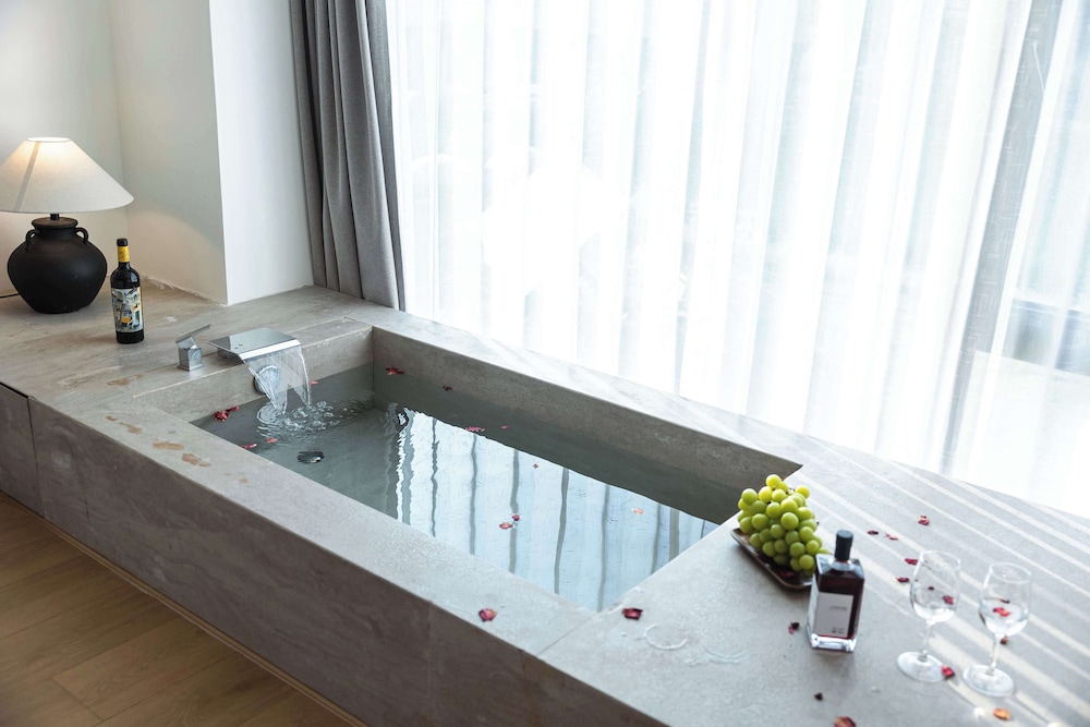 Deep soaking bathtub