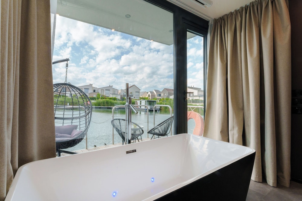 Jetted tub
