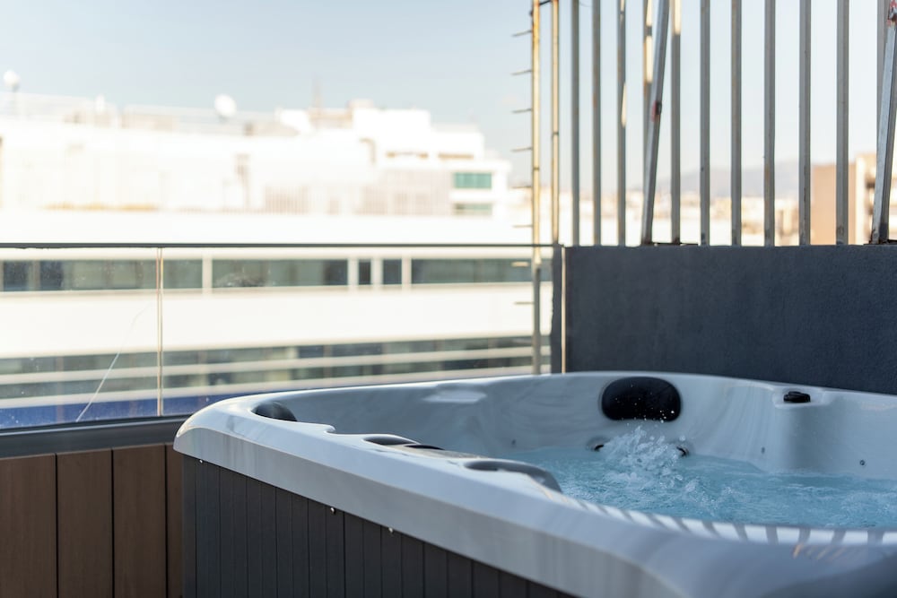 Private spa tub
