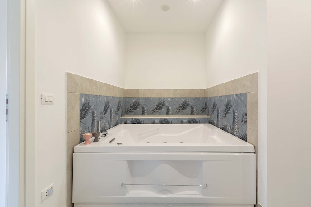 Private spa tub