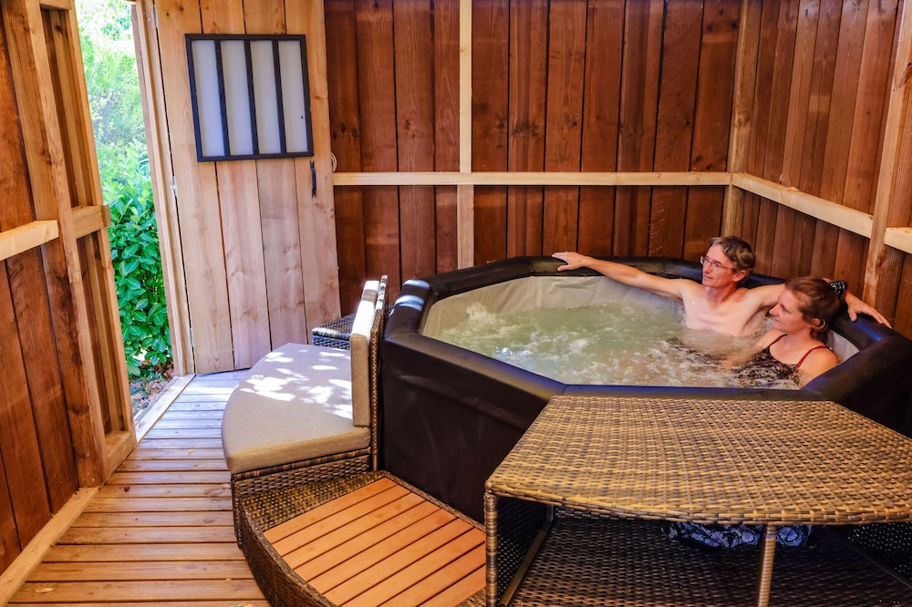 Deep soaking bathtub