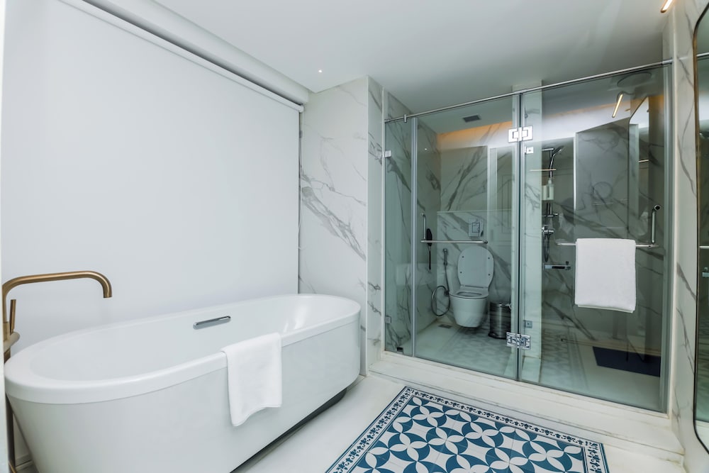 Deep soaking bathtub