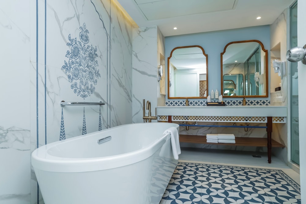 Deep soaking bathtub
