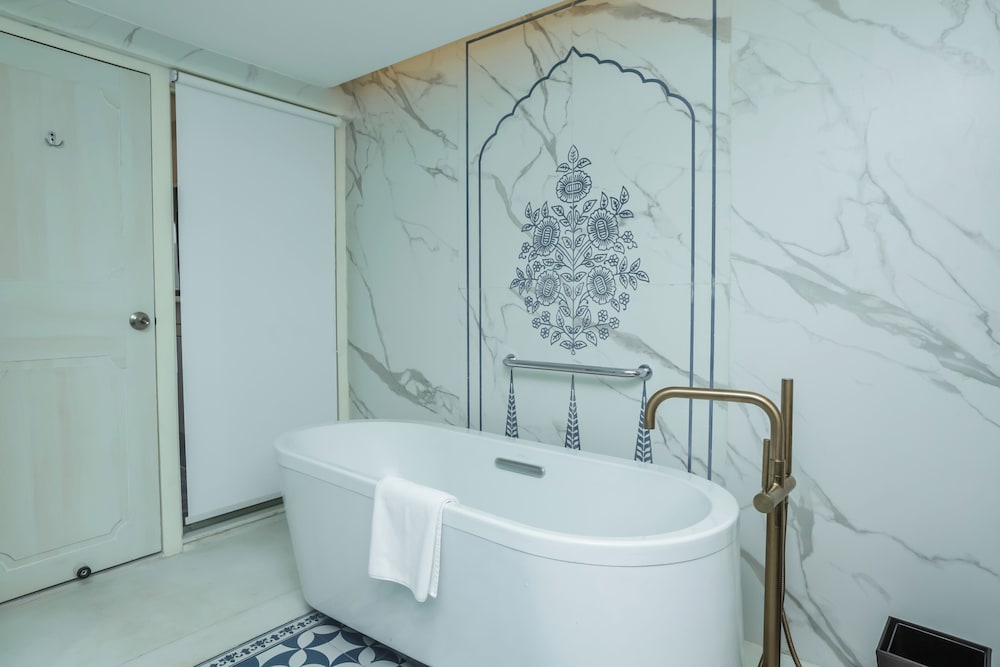 Deep soaking bathtub