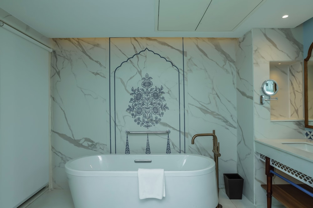 Deep soaking bathtub