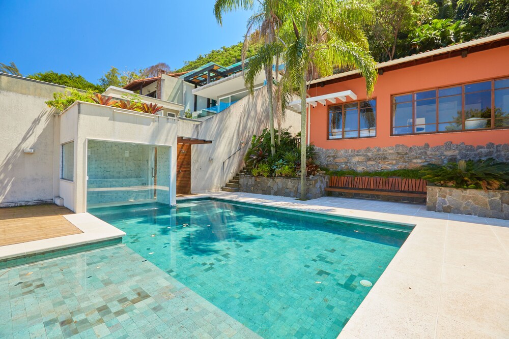 Pool waterfall