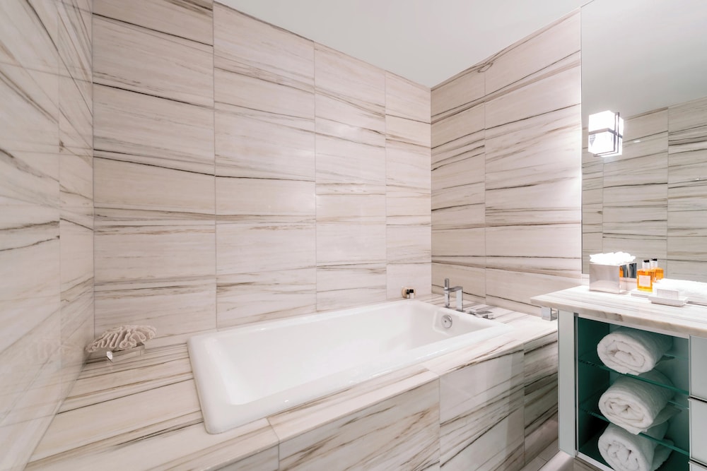 Deep soaking bathtub
