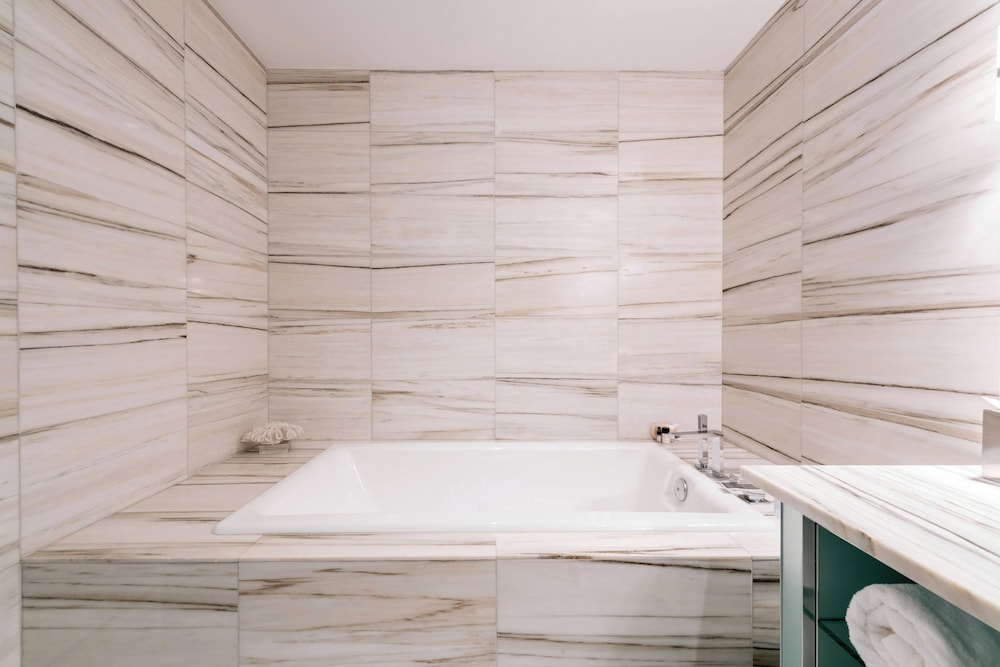 Deep soaking bathtub