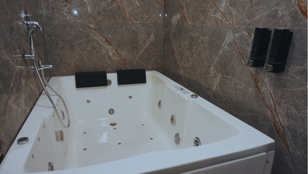 Deep soaking bathtub