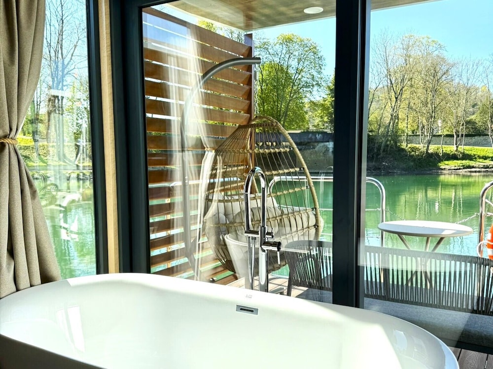Jetted tub