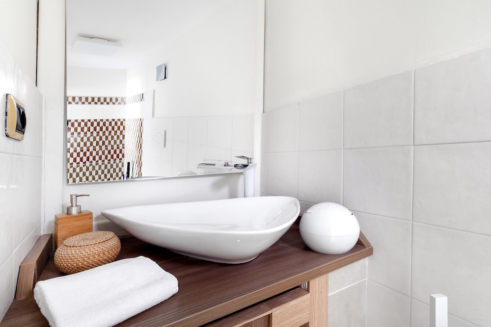 Bathroom sink