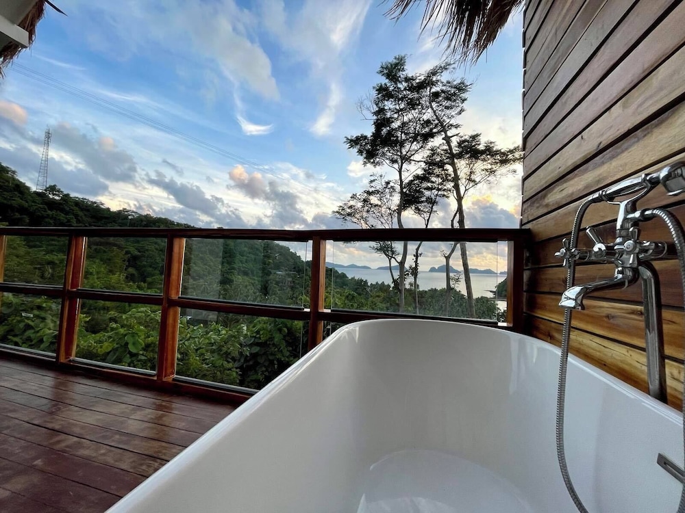 Deep soaking bathtub