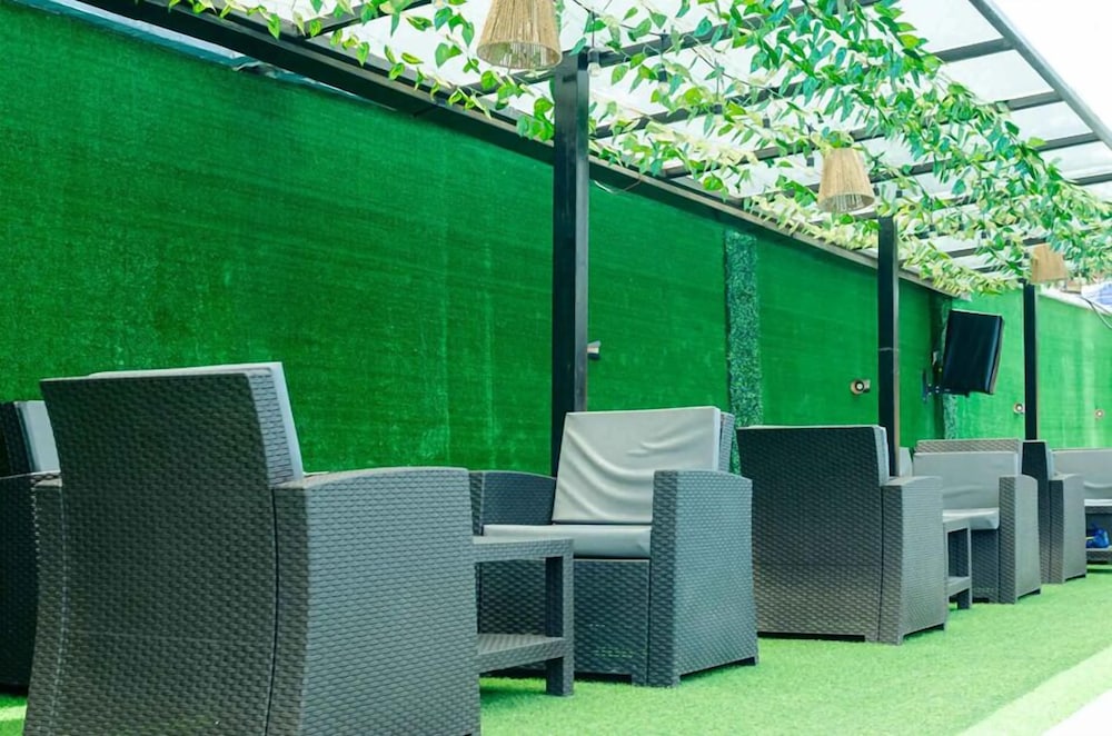 Poolside bar