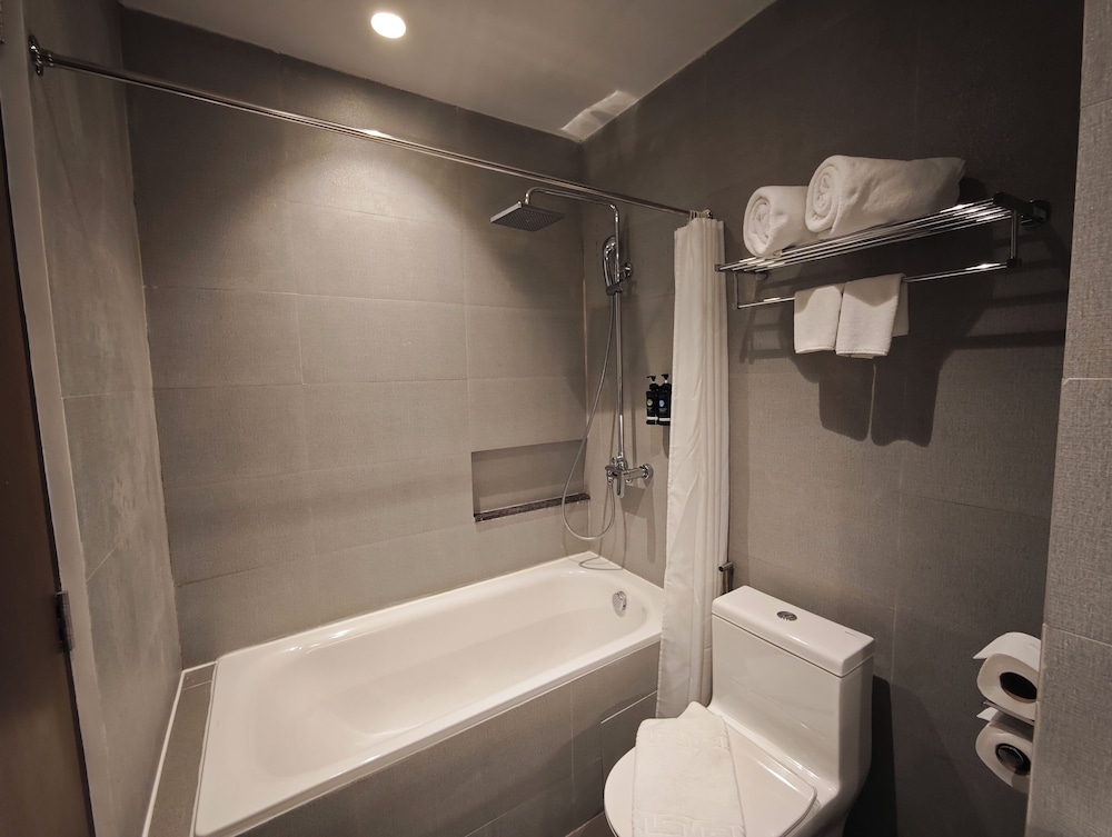 Deep soaking bathtub