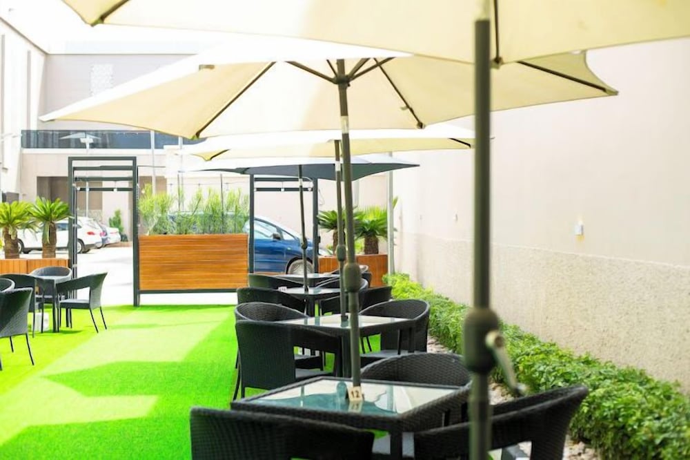Swim-up bar