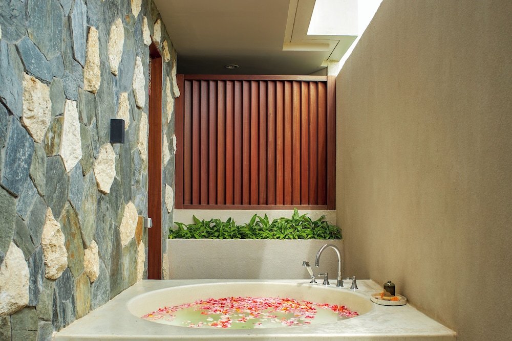 Deep soaking bathtub